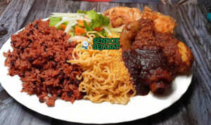 Waakye dengan nasi kacang, stew daging, dan telur