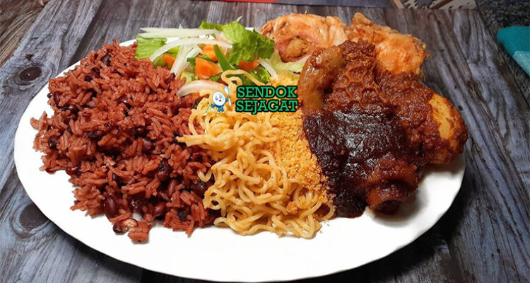 Waakye dengan nasi kacang, stew daging, dan telur