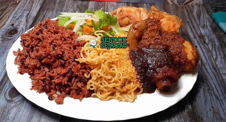 Waakye dengan nasi kacang, stew daging, dan telur