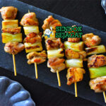 Yakitori dengan ayam panggang dan saus tare