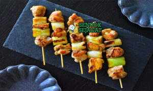 Yakitori dengan ayam panggang dan saus tare