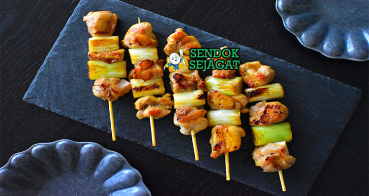 Yakitori dengan ayam panggang dan saus tare