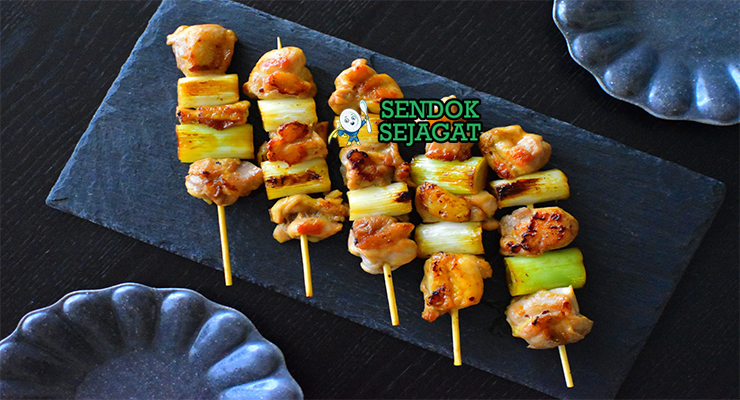 Yakitori dengan ayam panggang dan saus tare