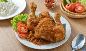 Ayam Goreng Kalasan Kriuk Khas Indonesia Ayam Goreng Kalasan kriuk dengan kuah manis di piring saji