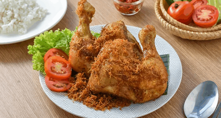 Ayam Goreng Kalasan kriuk dengan kuah manis di piring saji
