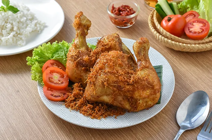 Ayam Goreng Kalasan Kriuk Khas Indonesia Ayam Goreng Kalasan kriuk dengan kuah manis di piring saji