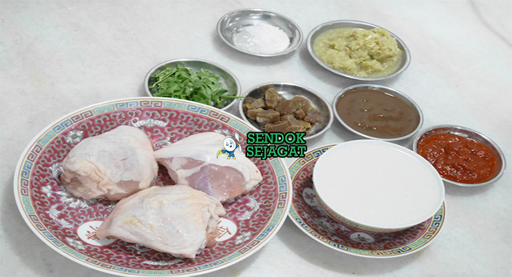 Bahan-bahan untuk Ayam Percik, termasuk ayam dan santan