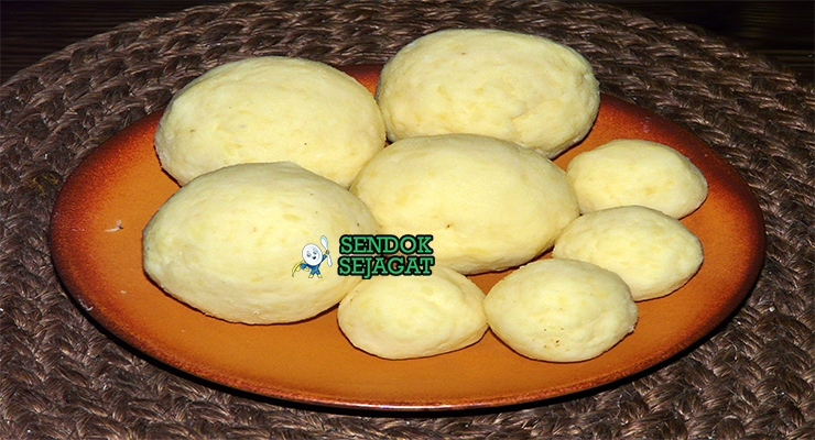 Bahan-bahan untuk Bratknödel, termasuk roti keras dan susu