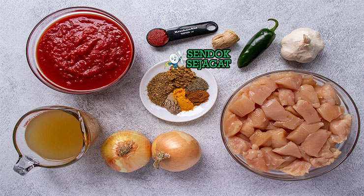 Bahan-bahan untuk Cape Malay Curry, termasuk ayam dan rempah curry