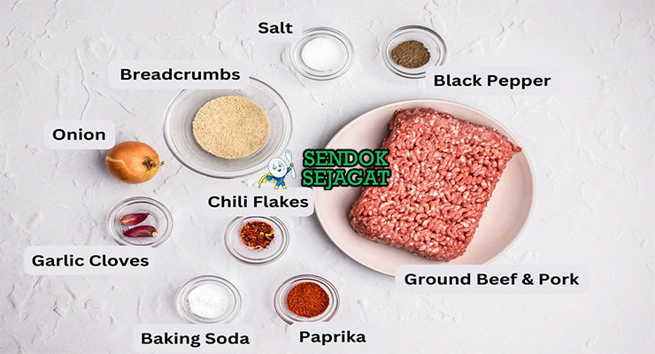 Bahan-bahan untuk Cevapi, termasuk daging cincang dan bawang putih