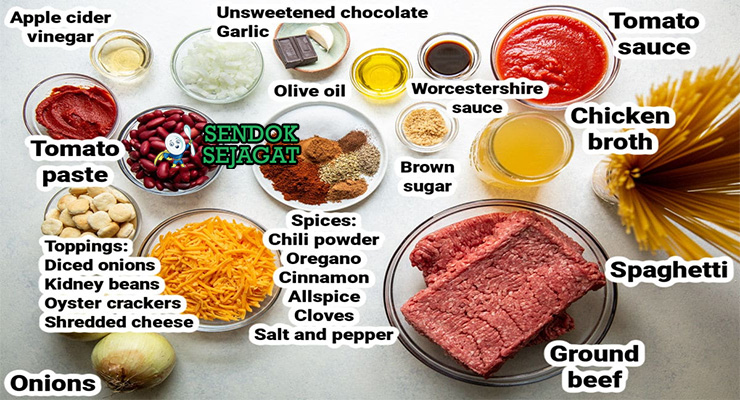 Bahan-bahan untuk Cincinnati Chili, termasuk daging giling dan rempah