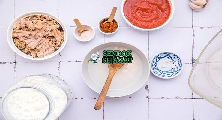 Bahan-bahan untuk Empanada Gallega, termasuk tuna dan tepung
