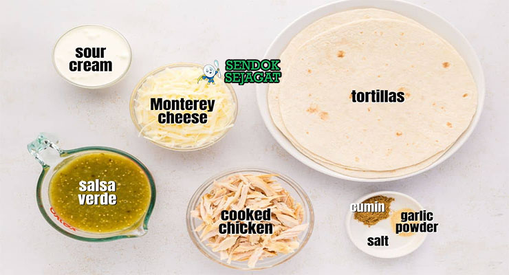 Bahan-bahan untuk Enchiladas Verdes, termasuk tomatillo dan ayam