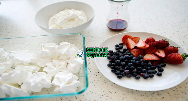 Bahan-bahan untuk Eton Mess, termasuk putih telur dan stroberi segar