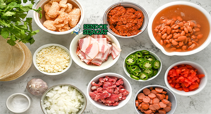 Bahan-bahan untuk Frijoles Charros, termasuk kacang pinto dan bacon