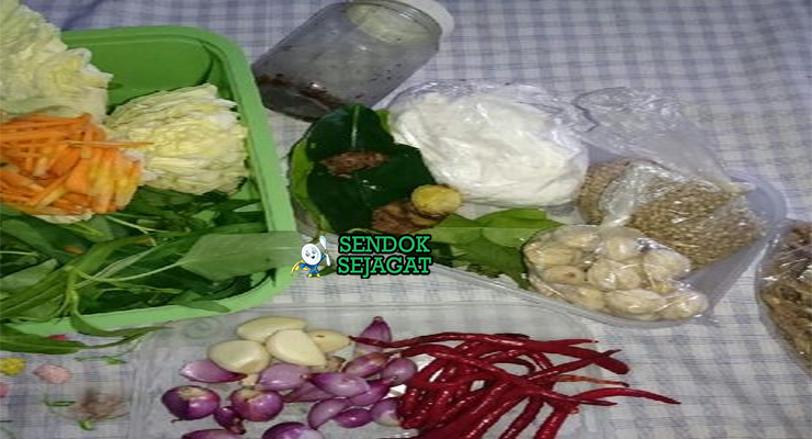 Bahan-bahan untuk Gudangan, termasuk sayuran dan kelapa parut