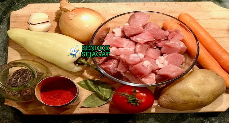 Bahan-bahan untuk Gulyás, termasuk daging sapi dan paprika bubuk