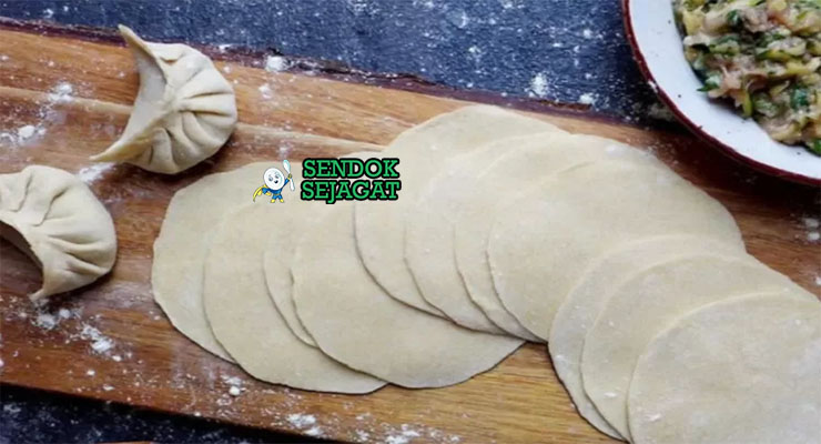Bahan-bahan untuk Gyoza, termasuk kulit dumpling dan daging giling