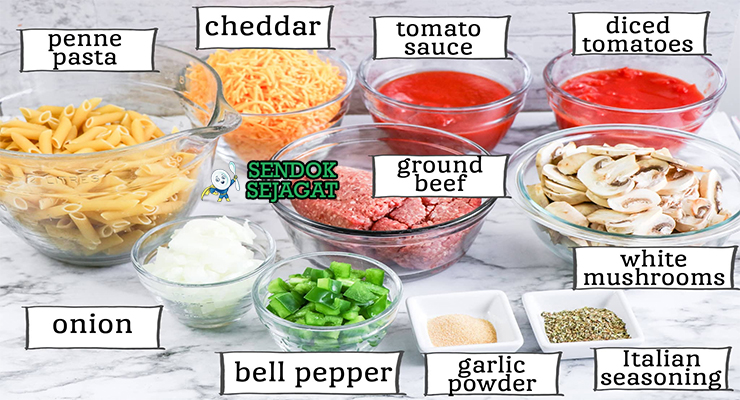 Bahan-bahan untuk Johnny Marzetti, termasuk pasta dan keju cheddar