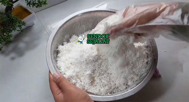 Bahan-bahan untuk Kue Awuk-Awuk, termasuk tepung beras dan kelapa parut