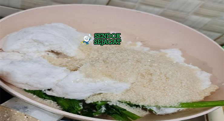 Bahan-bahan untuk Kue Koci, termasuk tepung ketan dan kelapa parut