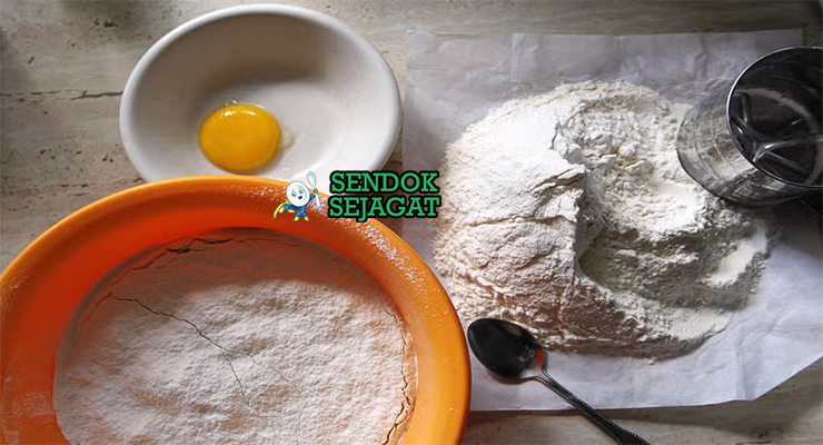 Bahan-bahan untuk Kue Talam, termasuk tepung beras dan santan