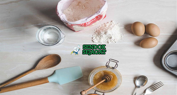 Bahan-bahan untuk Kuih Bahulu, termasuk telur dan cetakan aluminium