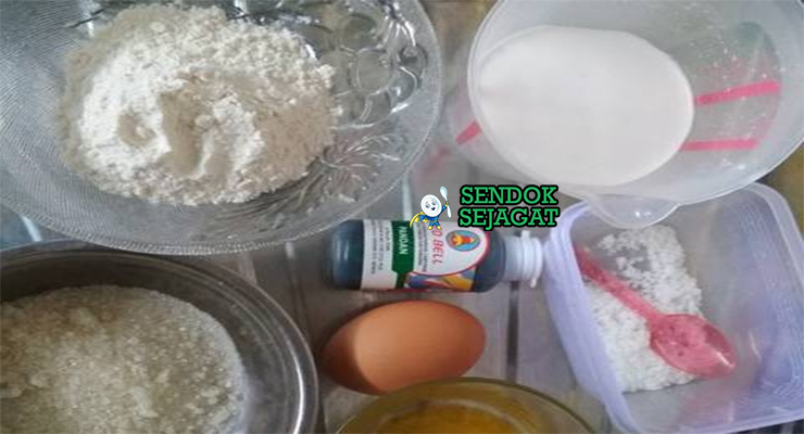 Bahan-bahan untuk Kuih Bingka, termasuk santan dan tepung tapioka