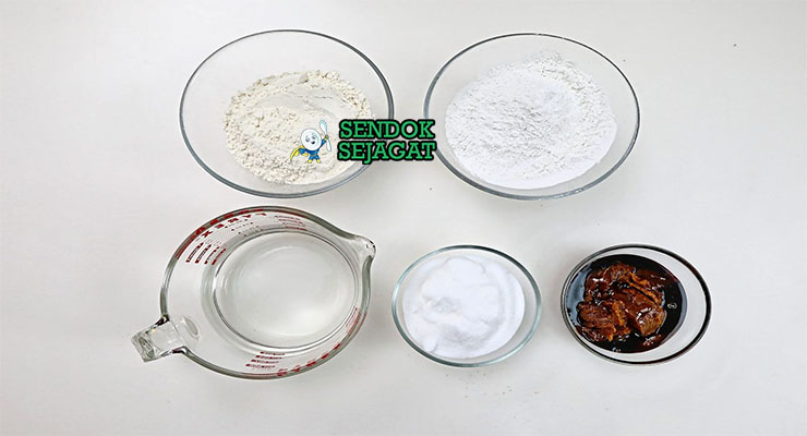 Bahan-bahan untuk Kuih Pinjaram, termasuk tepung tepeng dan cetakan besi