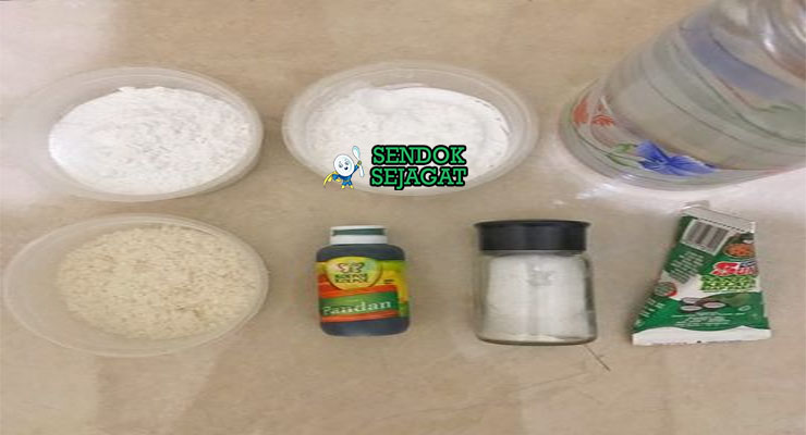 Bahan-bahan untuk Kuih Talam, termasuk tepung beras dan santan