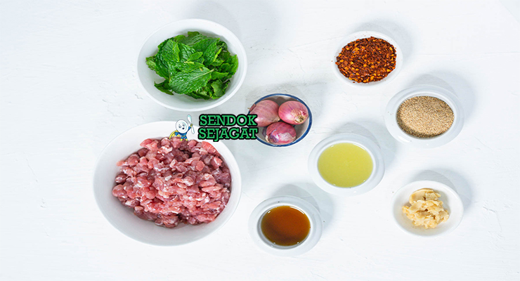 Bahan-bahan untuk Laab Moo, termasuk daging babi dan cabai