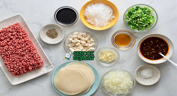 Bahan-bahan untuk Mandu, termasuk daging giling dan kulit pangsit