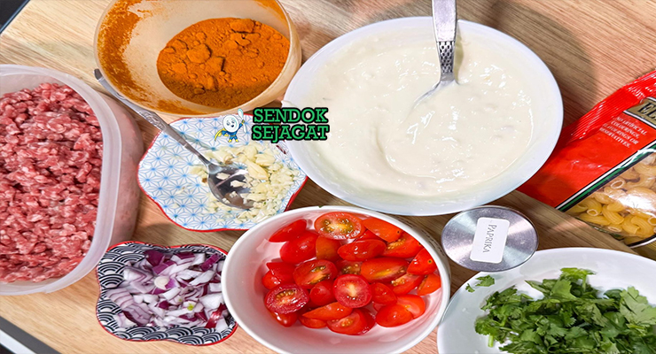 Bahan-bahan untuk Manti, termasuk daging giling dan yogurt