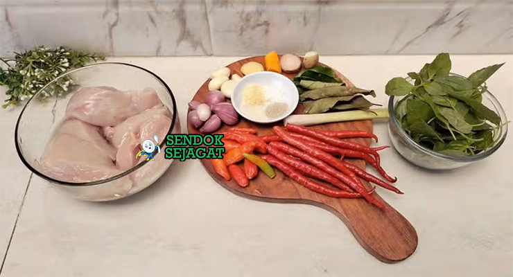 Bahan-bahan untuk Nasi Bakar Ayam Suwir, termasuk ayam dan daun pisang