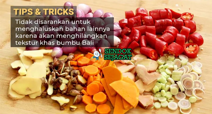 Bahan-bahan untuk Nasi Campur Bali, termasuk ayam dan sambal matah