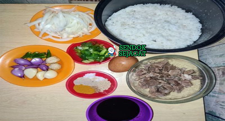 Bahan-bahan untuk Nasi Goreng Kambing, termasuk daging kambing dan nasi dingin