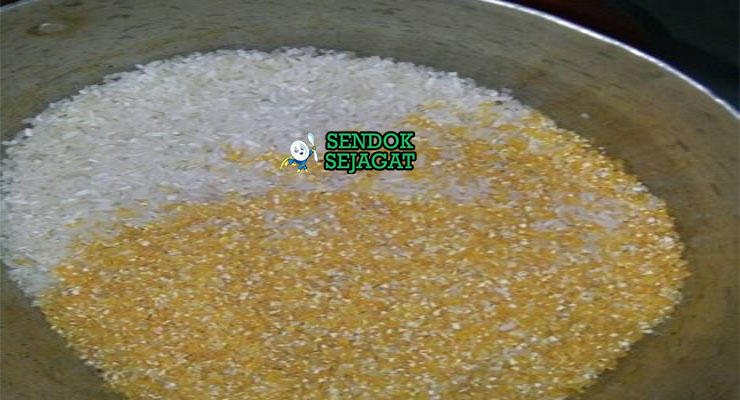 Bahan-bahan untuk Nasi Jagung, termasuk jagung pipil dan ikan asap