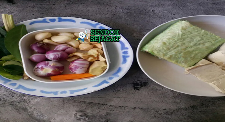 Bahan-bahan untuk Javanese Opor Tahu Tempe, termasuk tahu, tempe, dan santan