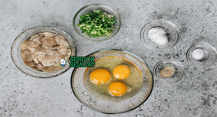 Bahan-bahan untuk Oyster Omelette, termasuk telur dan tiram