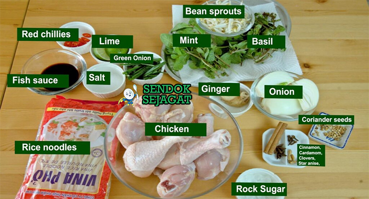 Bahan-bahan untuk Phở Gà, termasuk ayam dan mi beras