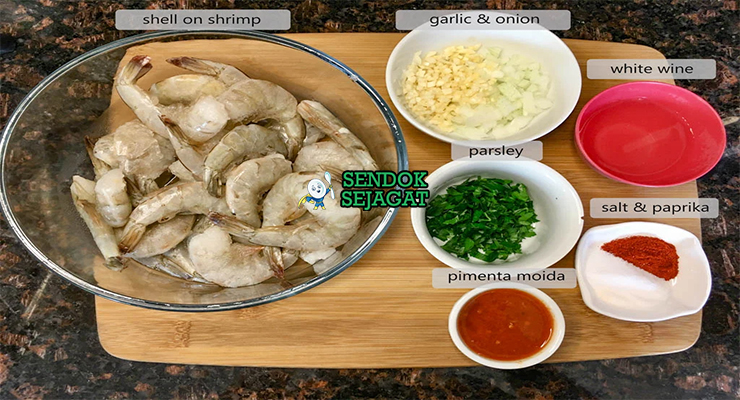 Bahan-bahan untuk Pili Pili Prawns, termasuk udang dan cabai