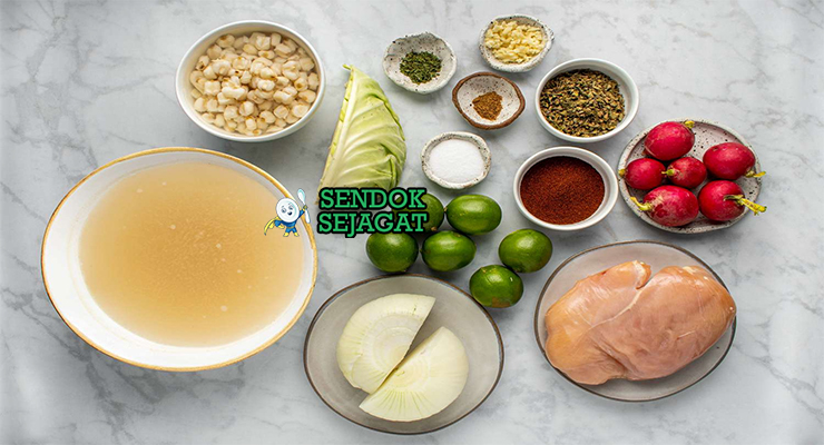 Bahan-bahan untuk Pozole de Pollo, termasuk ayam dan cabai guajillo