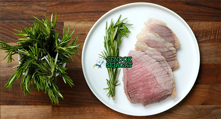 Bahan-bahan untuk Saltbush Lamb Roast, termasuk domba dan daun saltbush