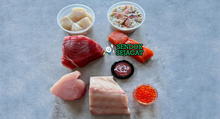 Bahan-bahan untuk Sashimi, termasuk fillet tuna dan wasabi