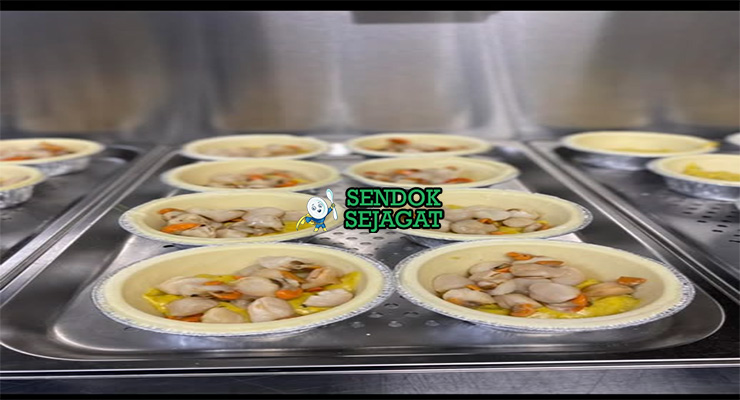 Bahan-bahan untuk Scallop Pie, termasuk scallop segar dan krim kental