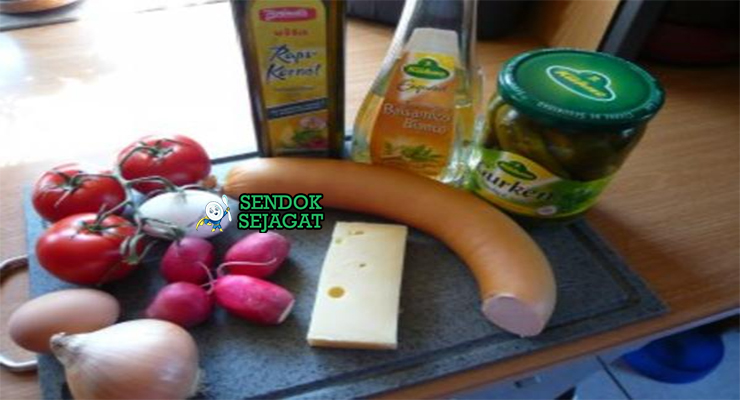 Bahan-bahan untuk Schweizer Wurstsalat, termasuk sosis dan keju Emmental