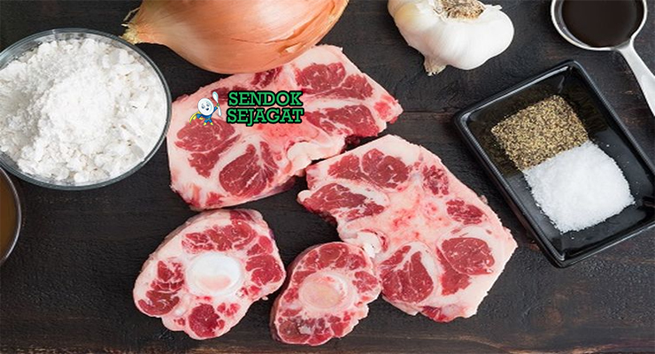 Bahan-bahan untuk Sop Buntut Kuah Bening, termasuk buntut sapi dan wortel