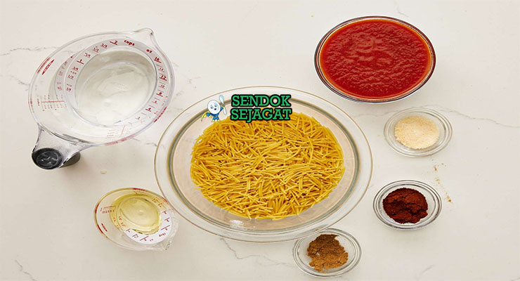Bahan-bahan untuk Sopa de Fideo, termasuk mi fideo dan tomat