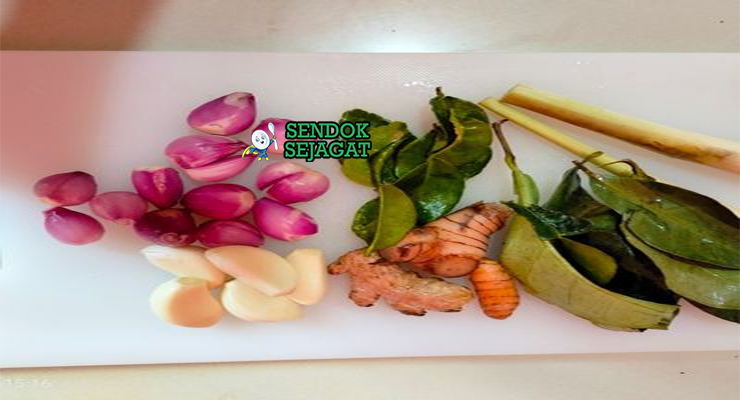 Bahan-bahan untuk Soto Daging, termasuk daging sapi dan kunyit