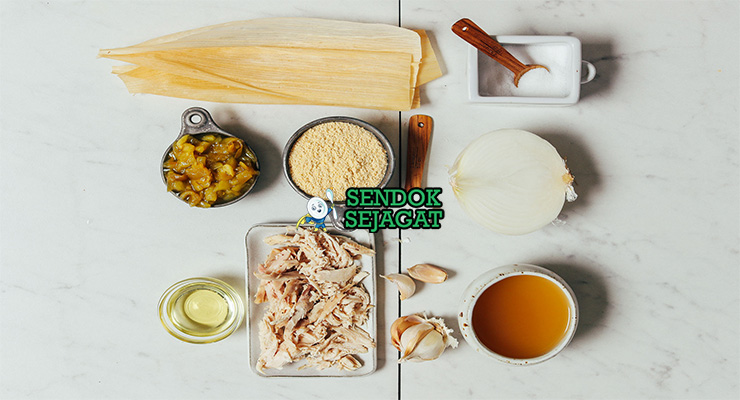 Bahan-bahan untuk Tamales de Pollo, termasuk masa harina dan ayam suwir